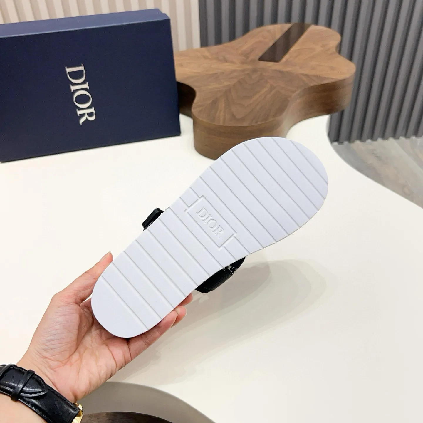 Factory price: 300💰Dior Alias ​​men's leather slippers. This Alias ​​sandal is a new summer product, showing a casual and elegant style. Carefully crafted from grained cow leather and Oblique printed fabric, with cowhide lining! Cross-strap design with metal-clad brass CD Diamond logo. The imported cowhide leather and rubber sole adds sophistication and comfort, while Oblique print-effect anti-slip panels add style. Size: 38-44 (45 customized)